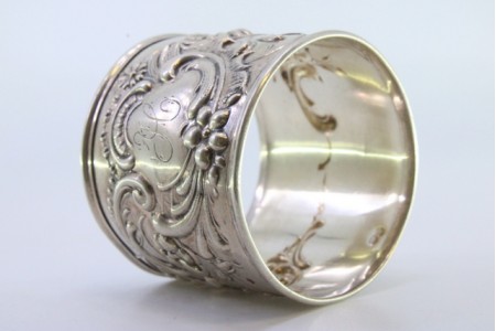  Argola de guardanapo em prata com relevos florais envolvendo cartela para monograma.